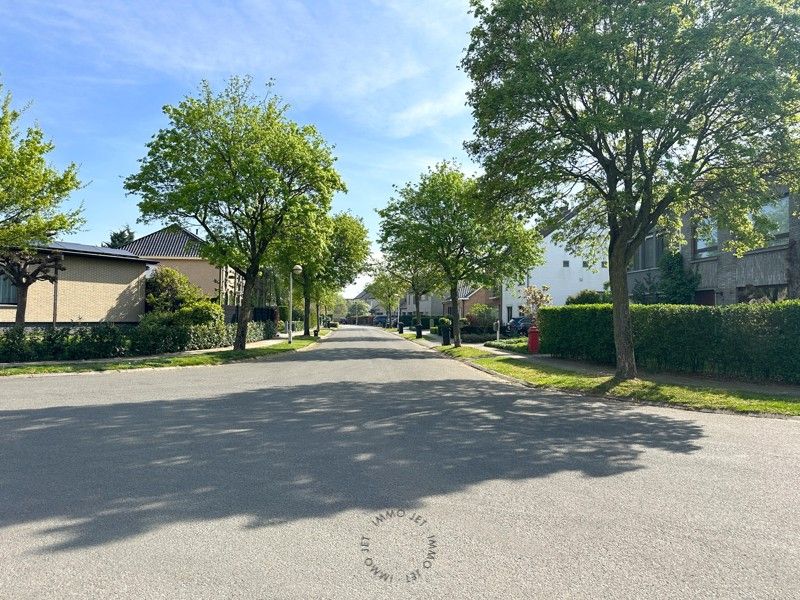 Halfopen bebouwing met 4 slaapkamers, dubbele garage en tuin foto 3