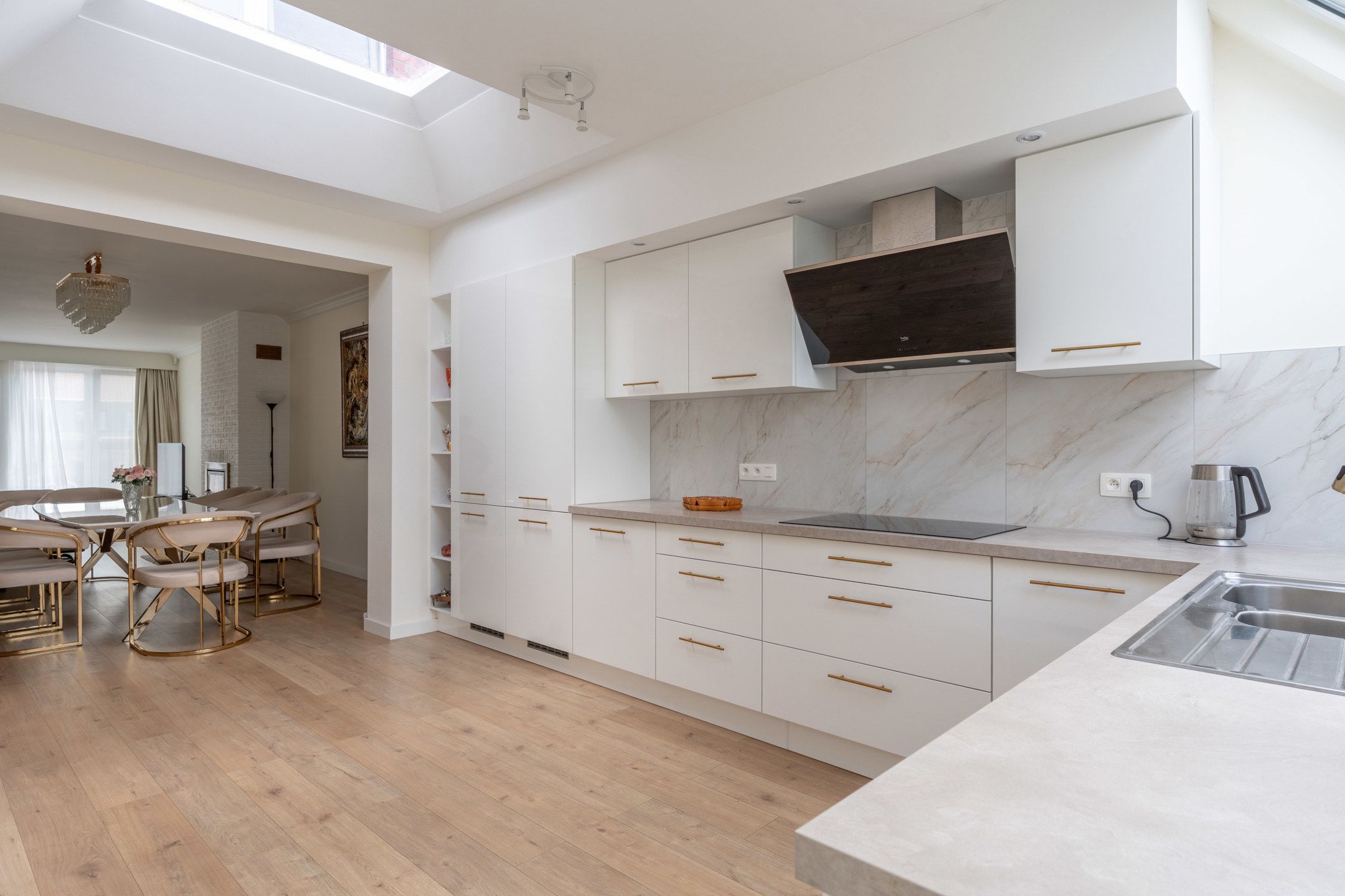 Volledig vernieuwde  woning/kantoor/handelspand met 5 slpks foto 14