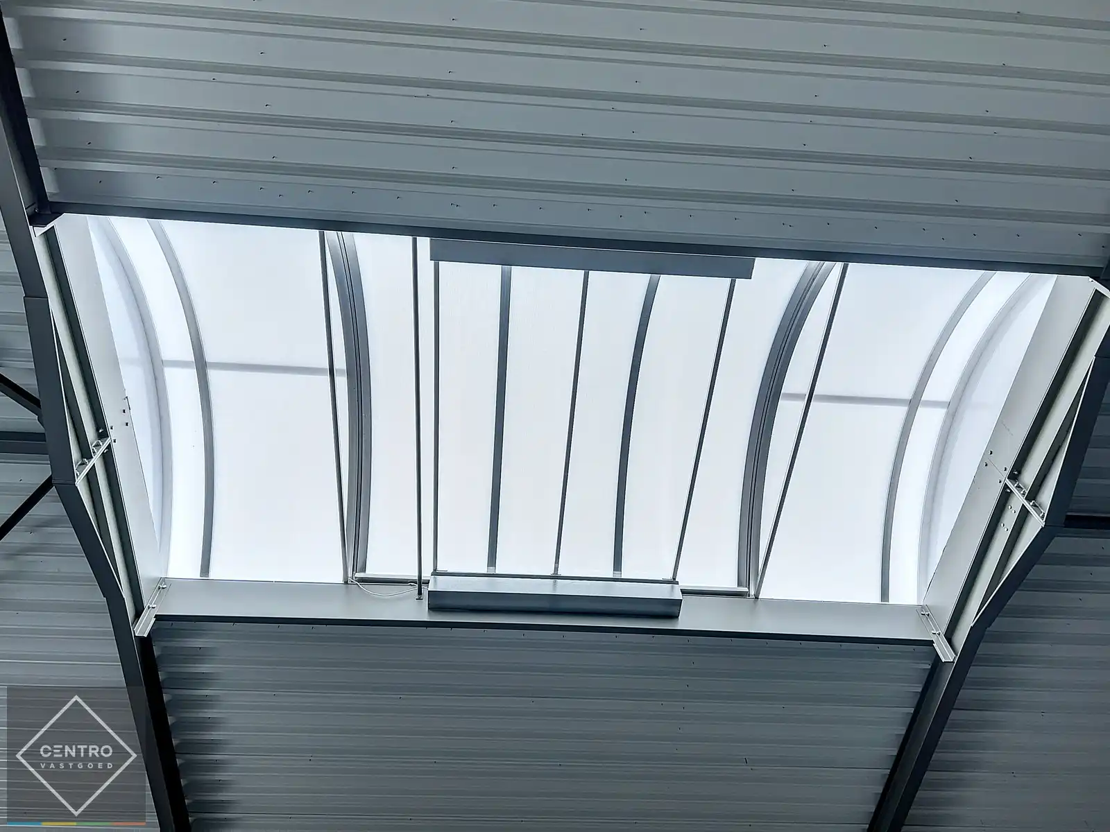 Kwalitatief en goed geïsoleerd NB MAGAZIJN (265m2), voorzien van elektrische sectionaalpoort, deur, raam (voor kantoor) en 2 private parkeerplaatsen op industriezone te Waregem. foto 11