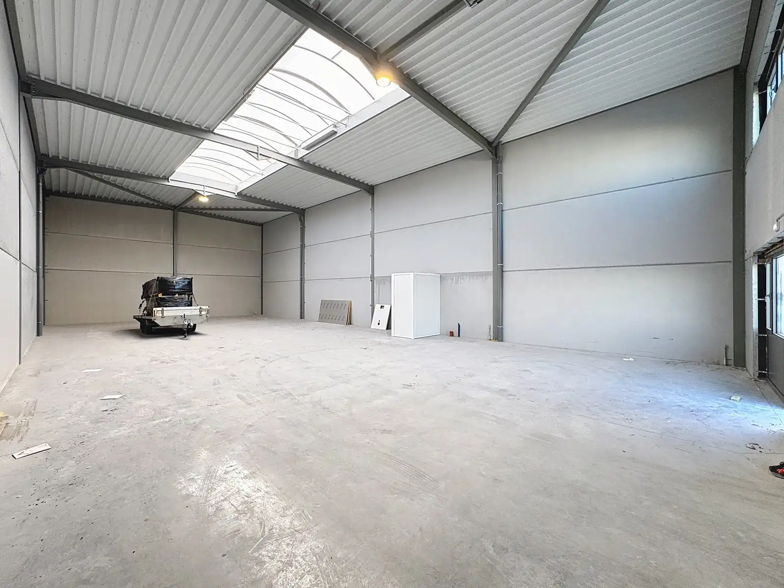 NB MAGAZIJN (264m²) met automatische sectionaalpoort, toilet en 2 voorbehouden parkeerplaatsen voor de deur te Beernem/Wingene. foto 7