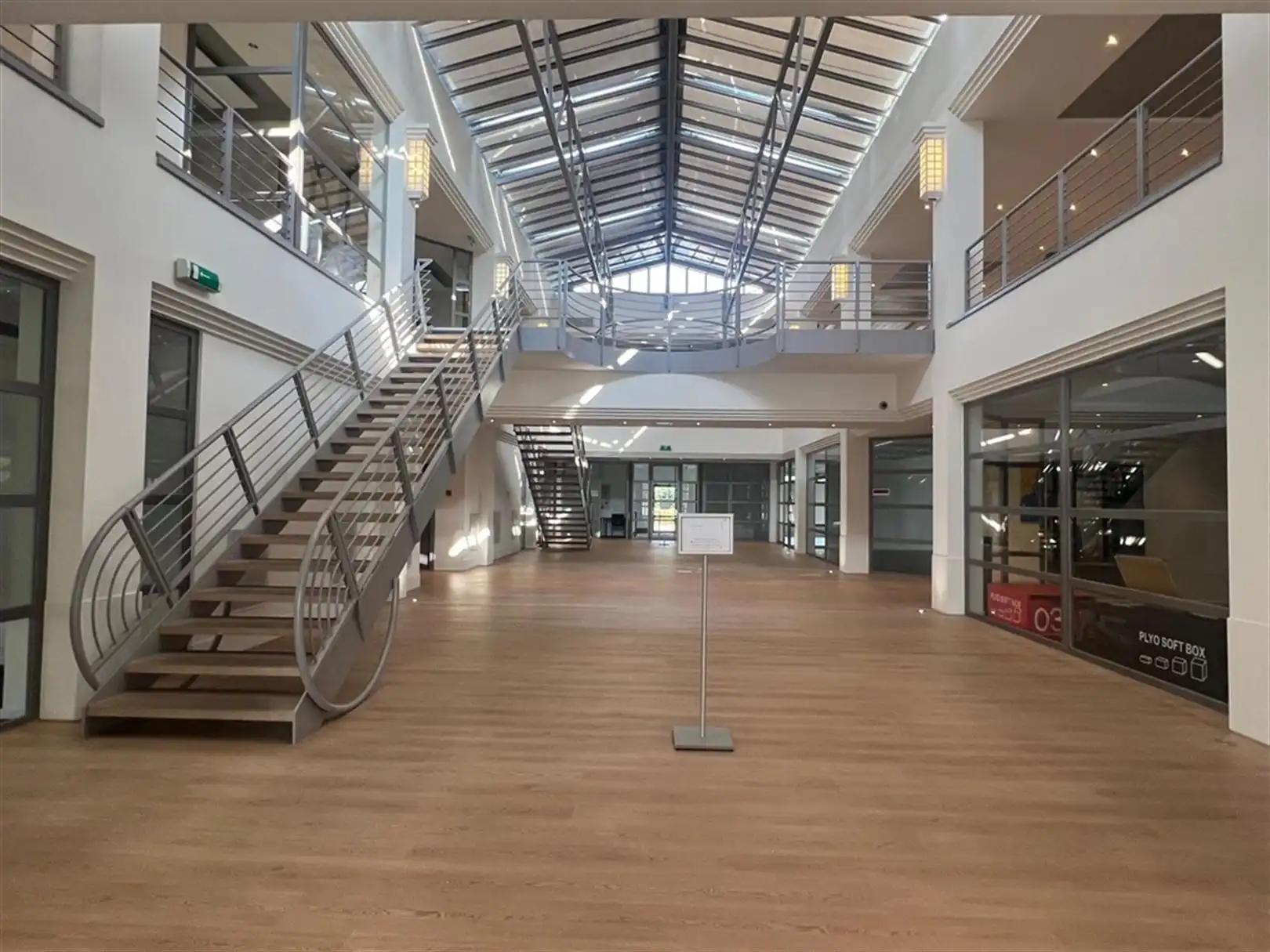 Instapklaar kantoor met gemeenschappelijke keuken en zicht op groen foto 13