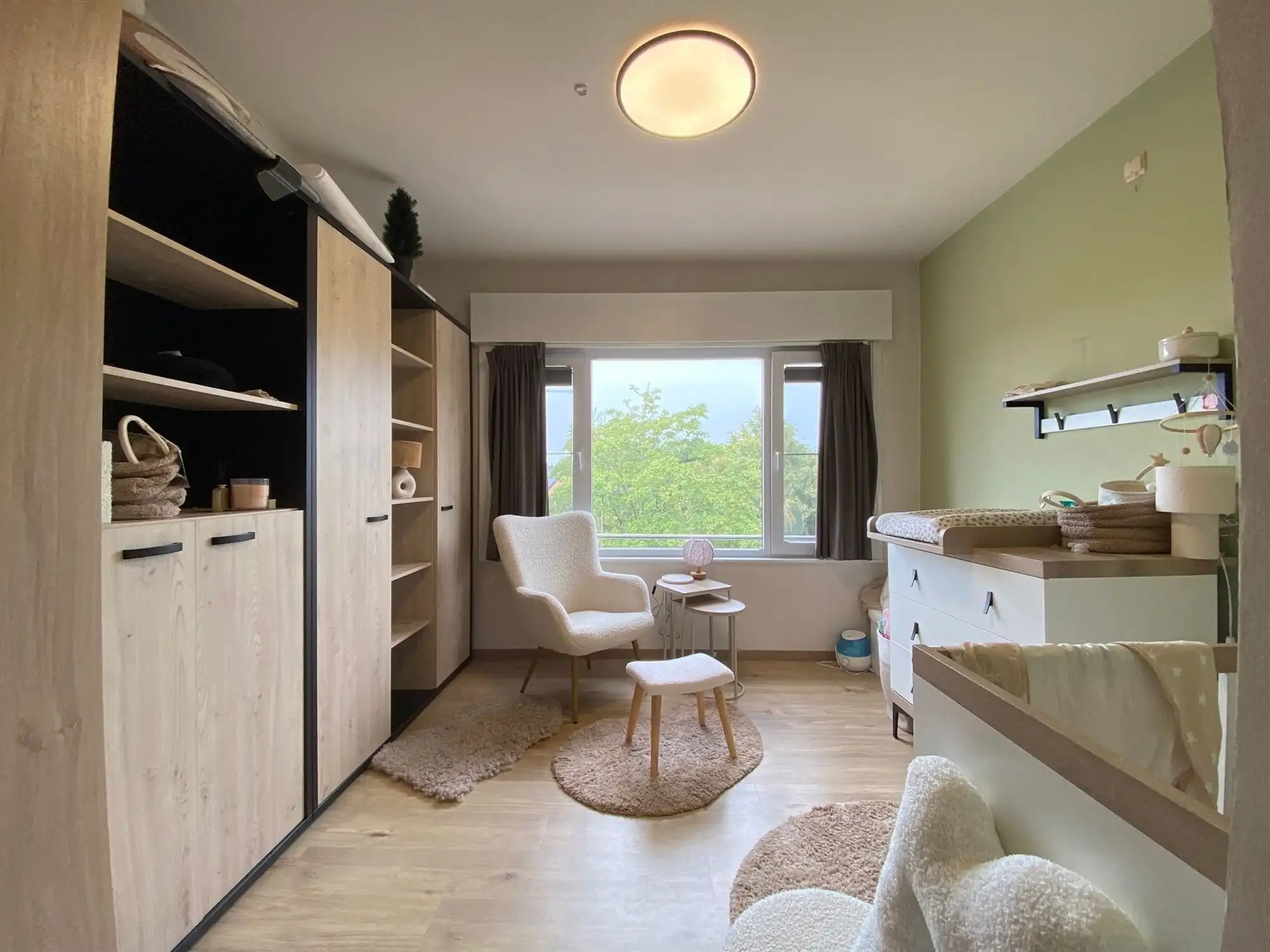 Ruim en volledig gerenoveerd appartement met groen uitzicht en garage foto 10