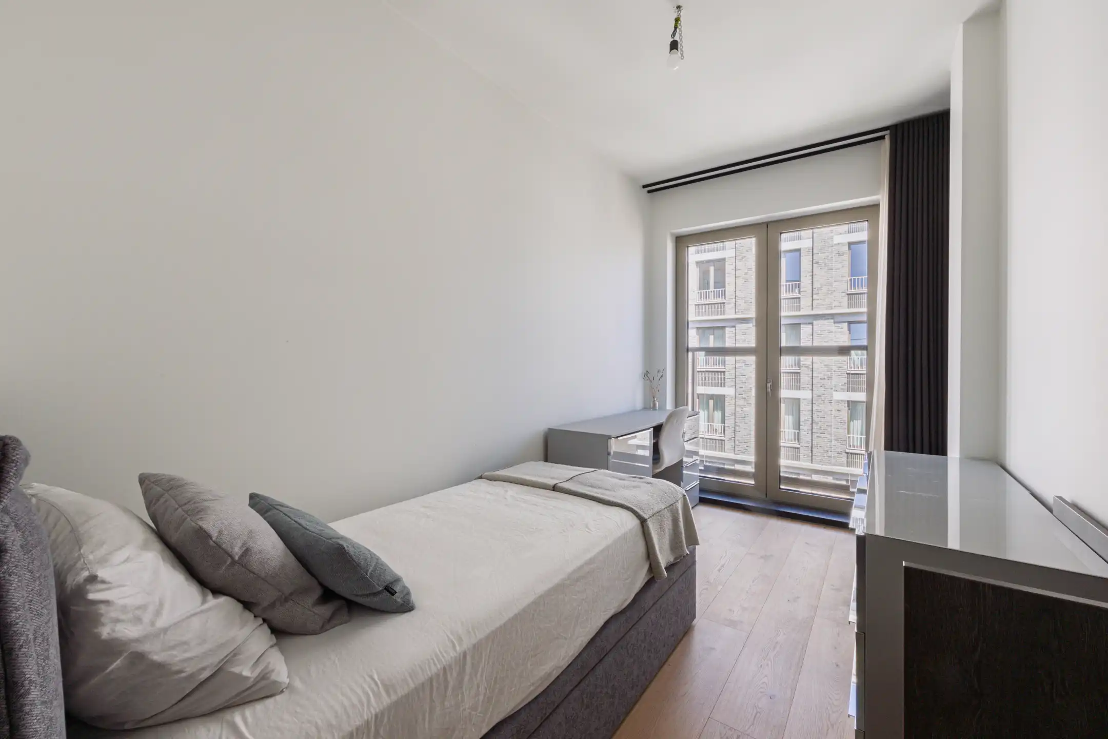 ANTWERPEN -Twee slaapkamer appartement met zicht op water foto 9