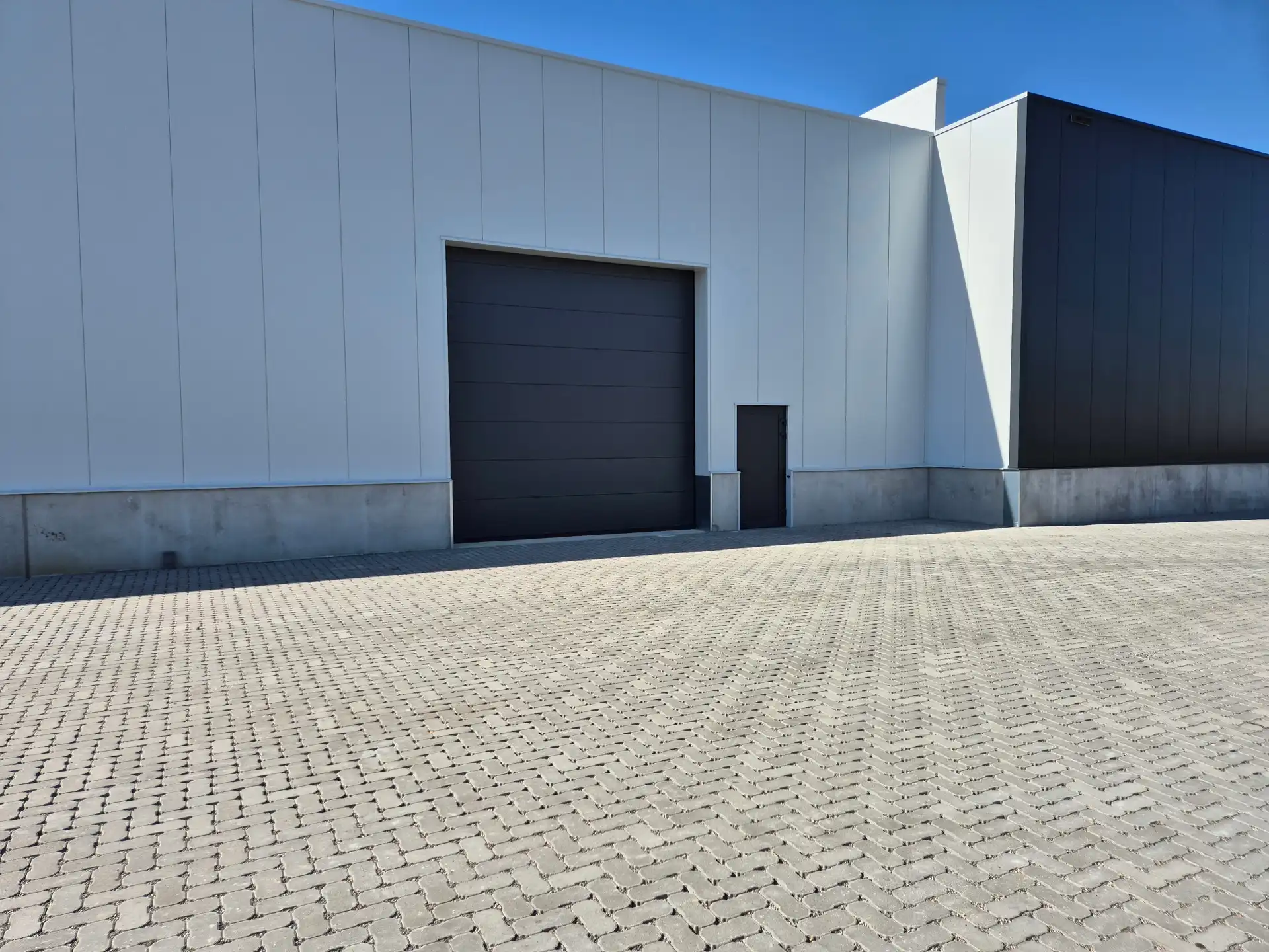 TE KOOP: KMO-unit 2 (opp. 375m²) op 'Jagersborg' in Maaseik foto {{pictureIndex}}
