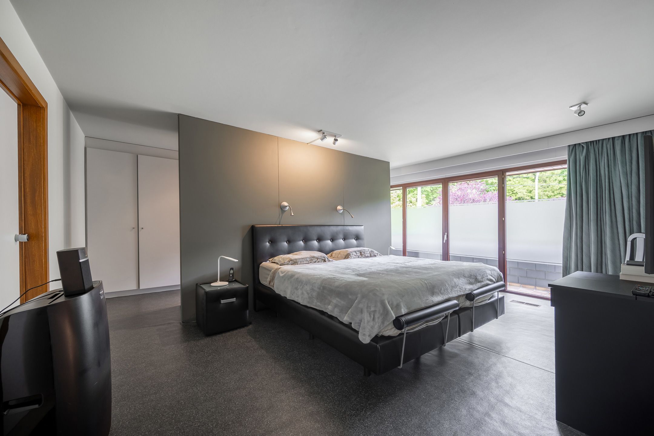 Architecturale gezinswoning met atelier en weids uitzicht foto 13