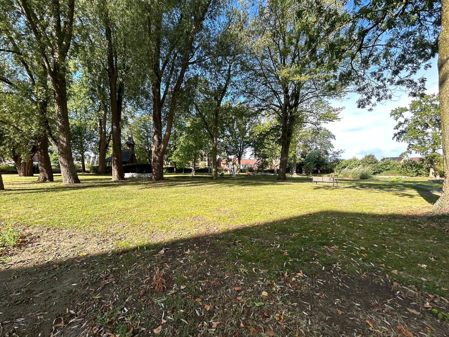 Instapklaar twee-slaapkamerappartement met zicht op stadspark te centrum Roeselare! foto 14