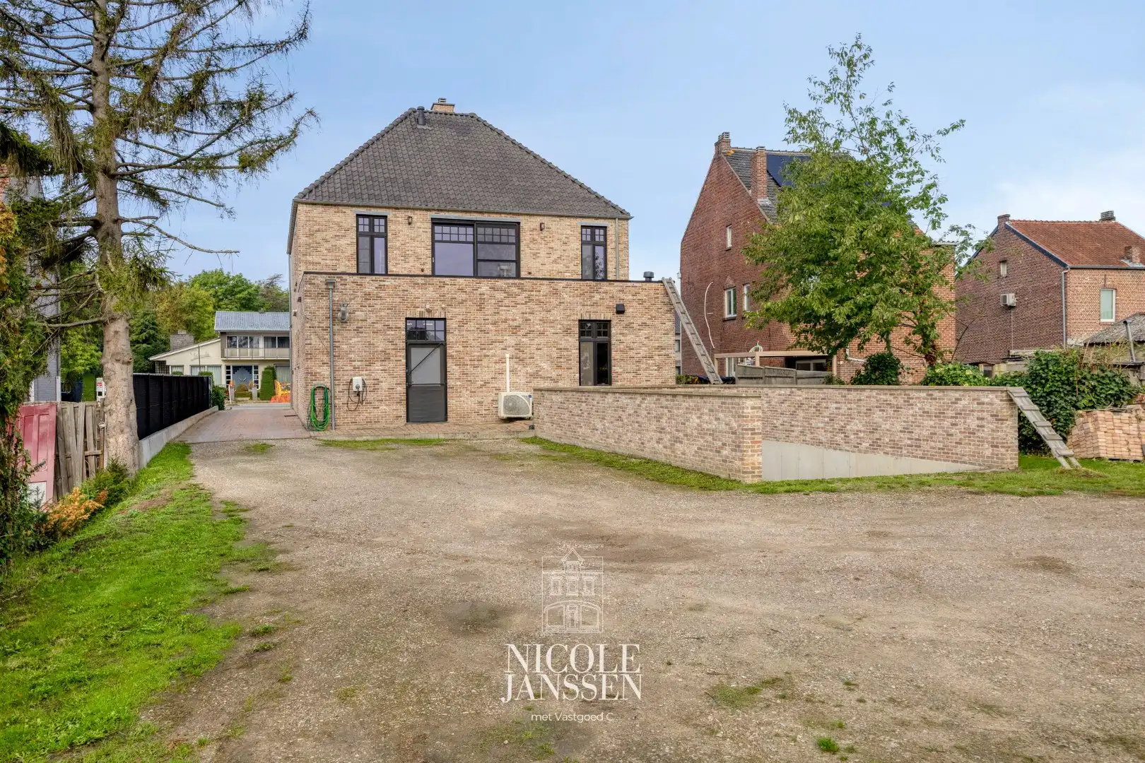Handelspand met bovenwoning foto 4