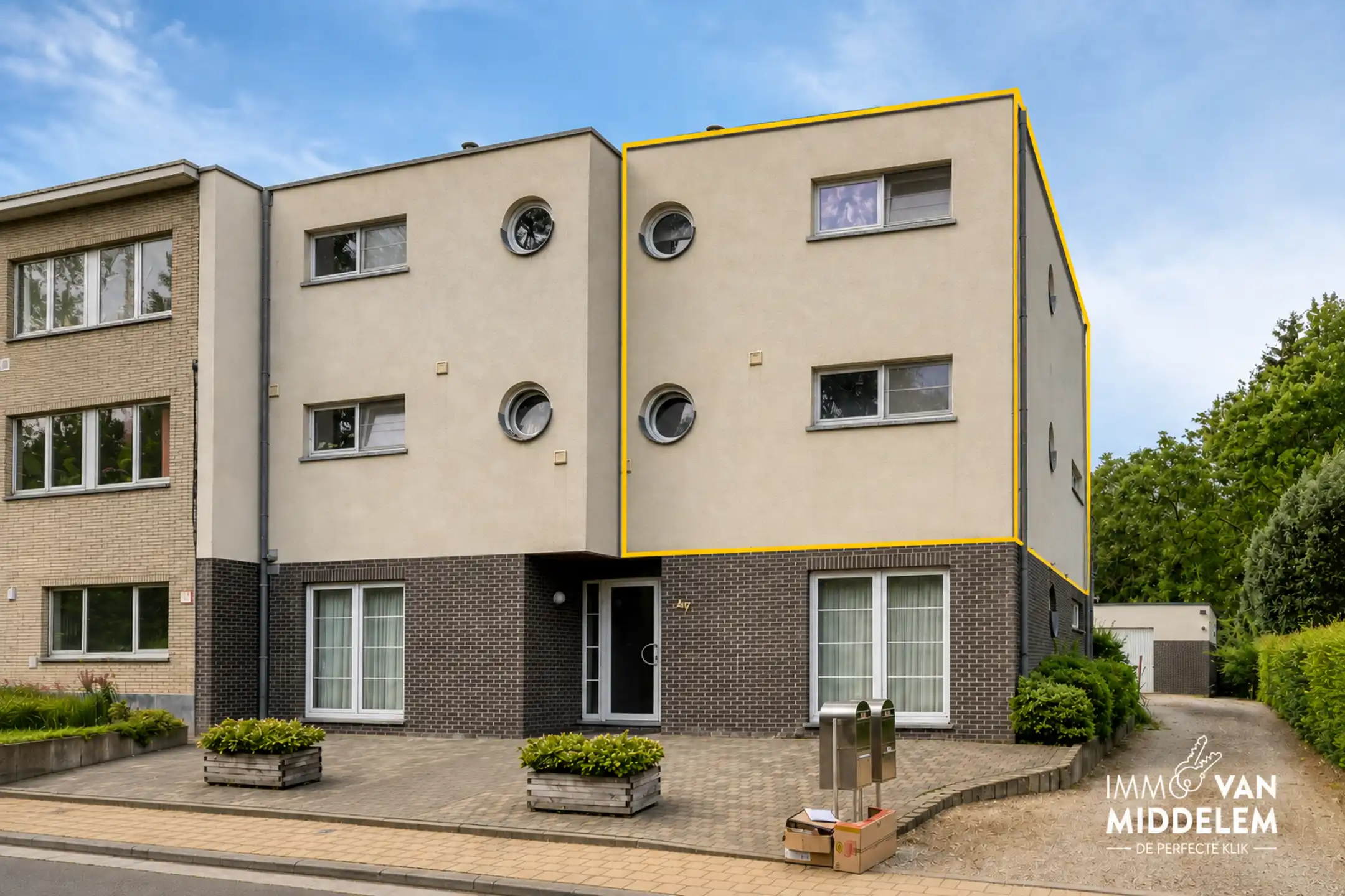 DUPLEXAPPARTEMENT MET 3 SLAAPKAMERS, GARAGE EN BERGING foto {{pictureIndex}}