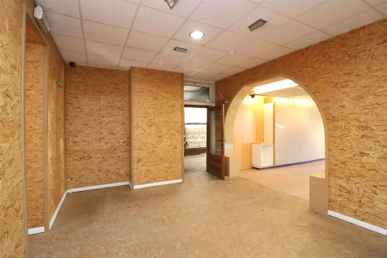 handelszaak met magazijn op zeer zichtbare locatie foto 11