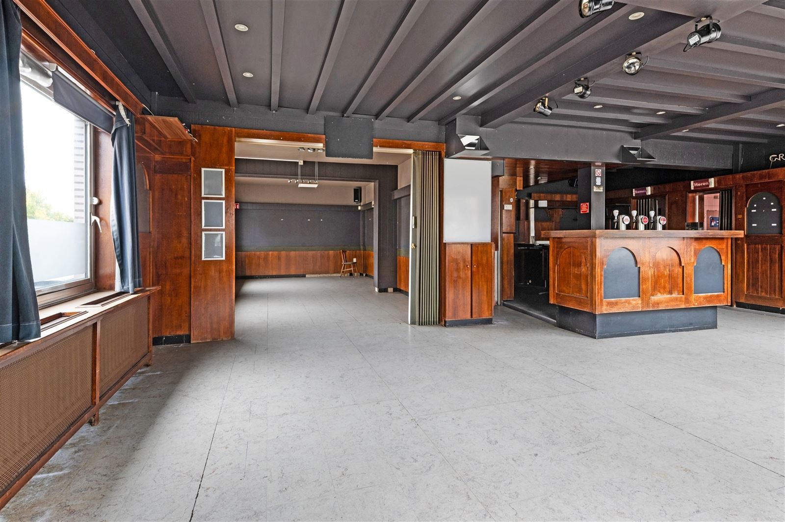 Handelswoning met appartement, garage en parkeerplaats foto 4