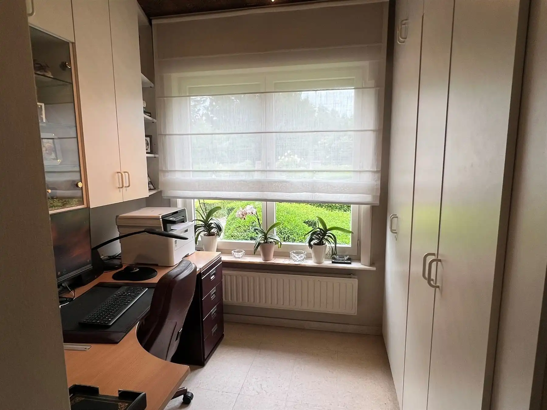 Comfortabele villa met een prachtige tuin en praktische bijgebouwen foto 12