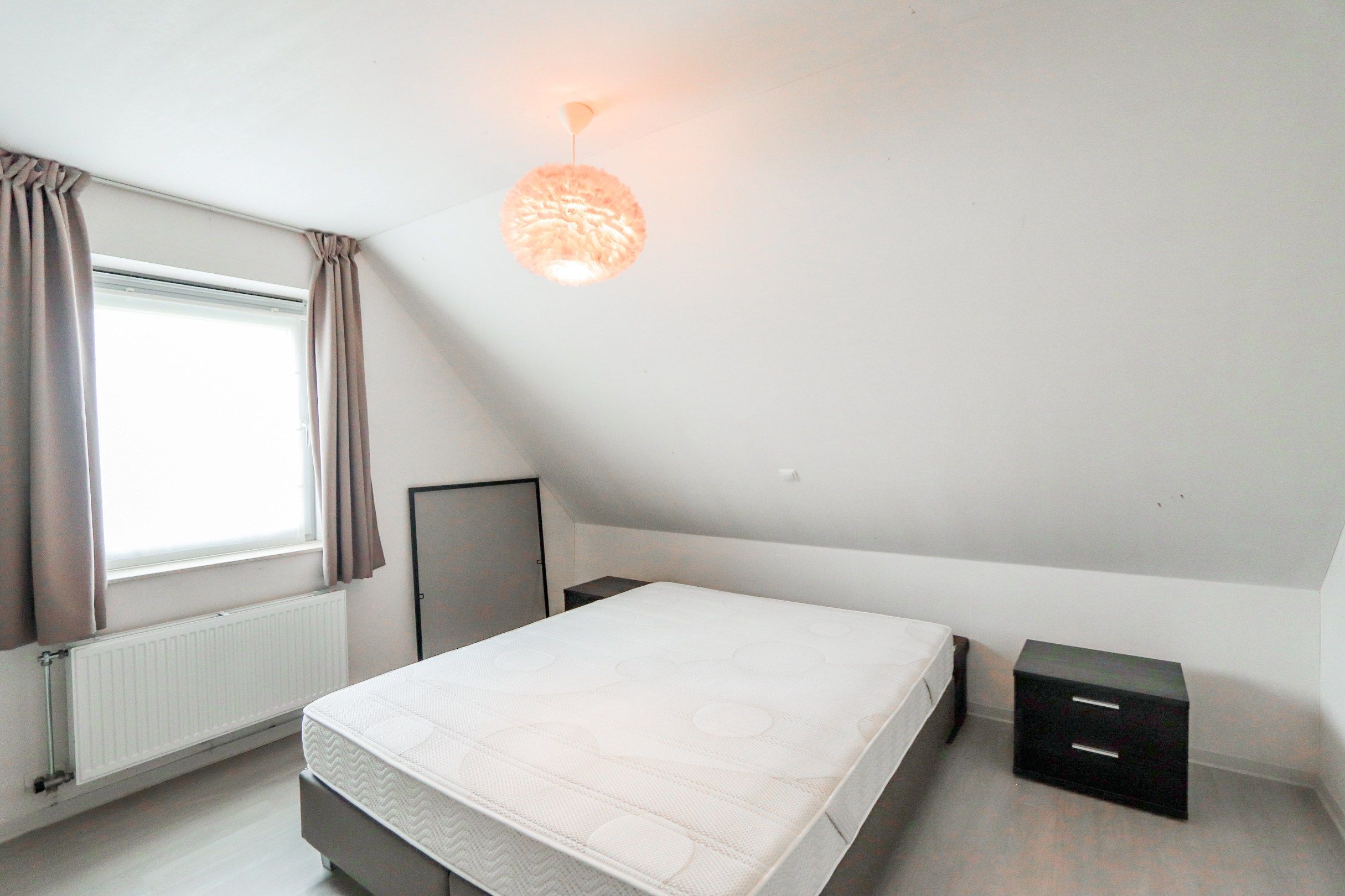 RECENTE GEZINSWONING MET TUIN EN GARAGE foto 16