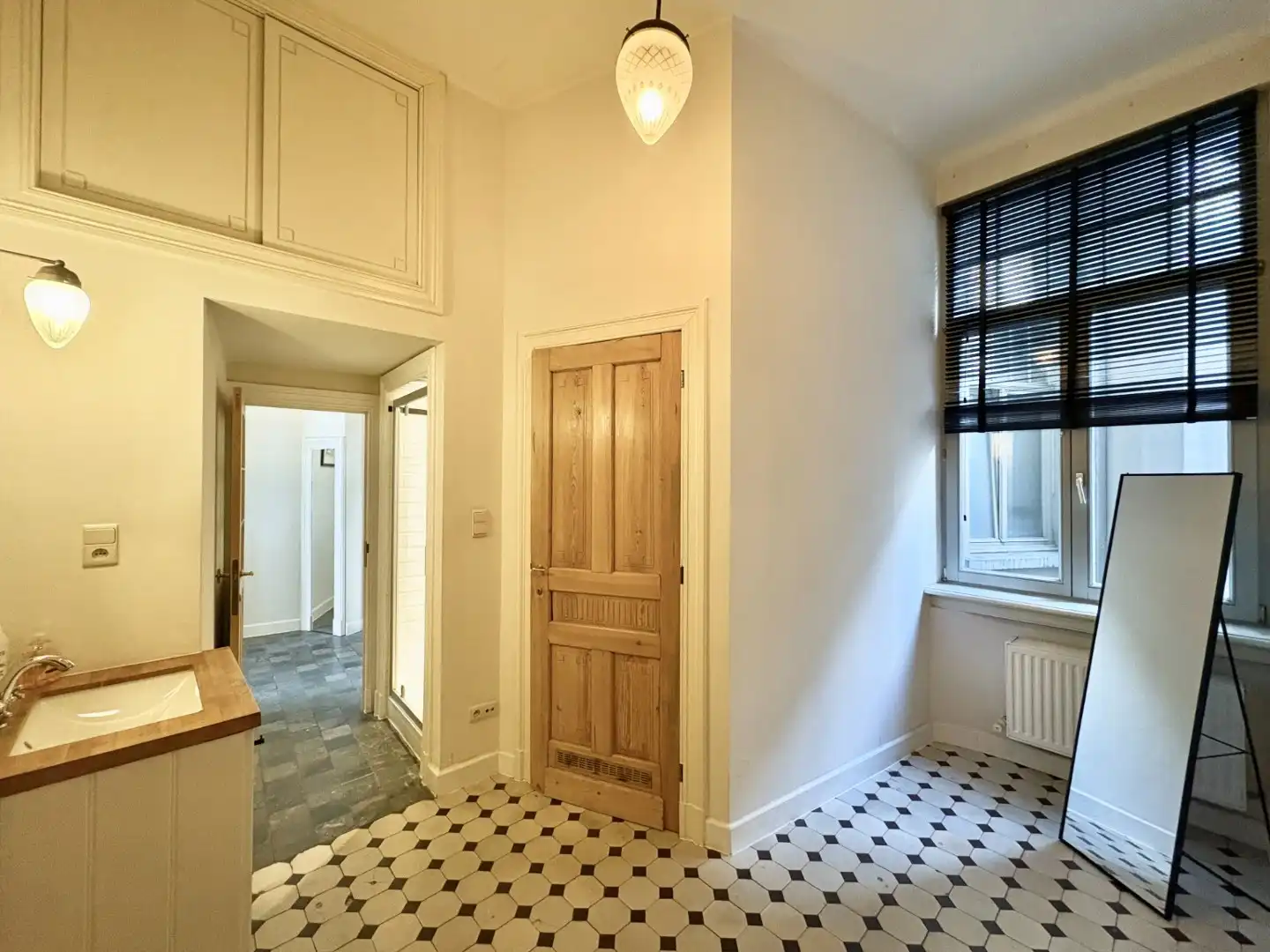 Stijlvol GEMEUBELD 2-slpk app op wandelafstand van Centraal Station foto 12