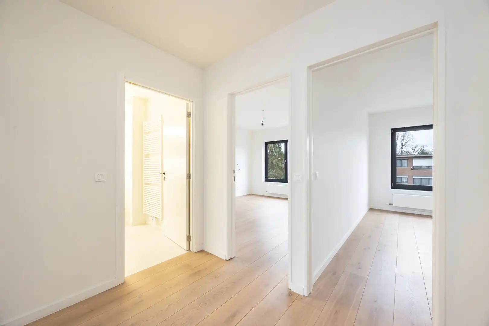 INSTAPKLAAR APPARTEMENT + DUBBELE GARAGE + P foto 8