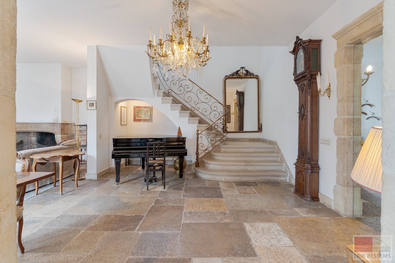 Prachtige vrijstaande villa met Franse allure, gelegen op een royaal perceel van 1.211 m², biedt een riante woonoppervlakte van 309 m² foto 6