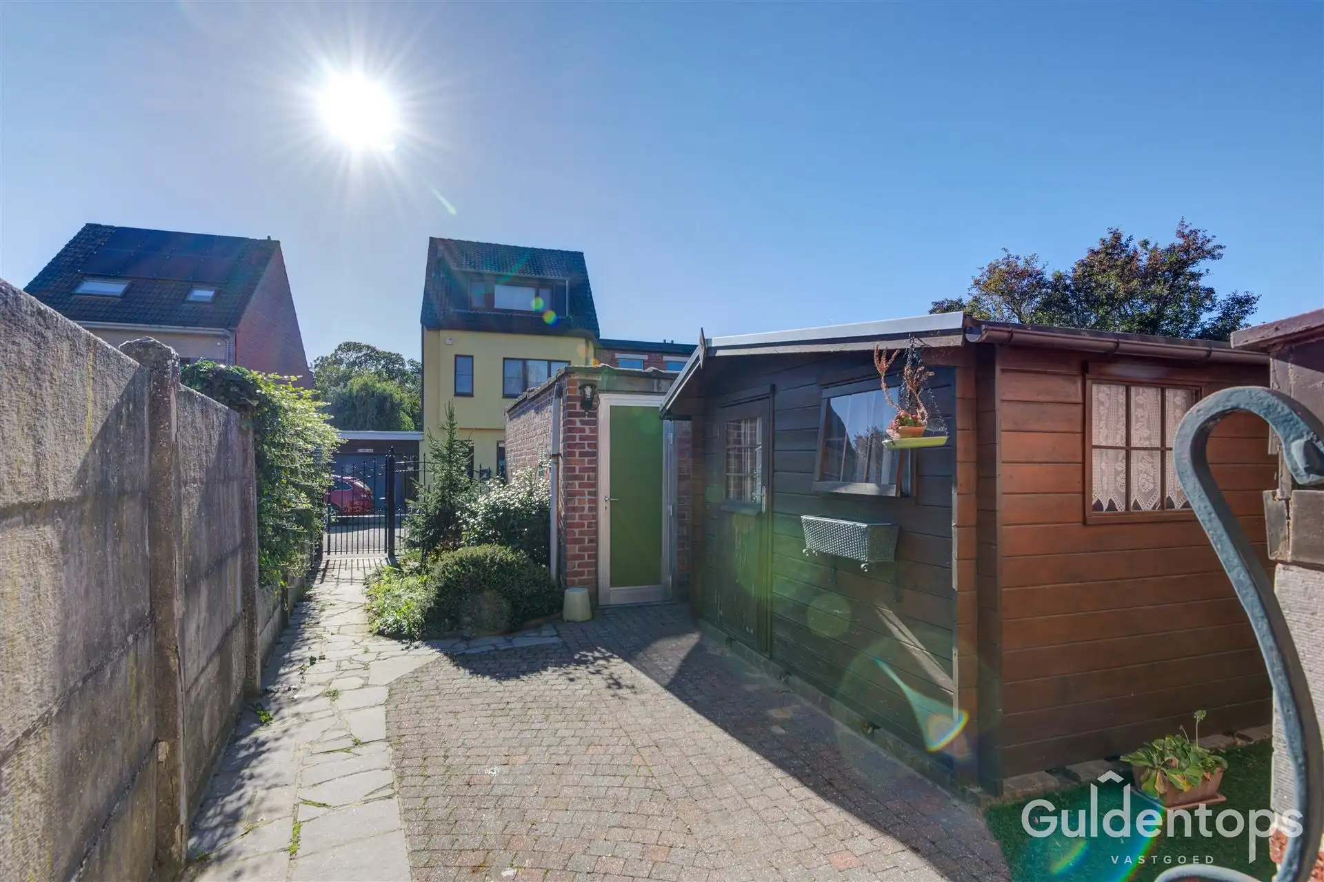 Zeer goed gelegen rijwoning foto 34