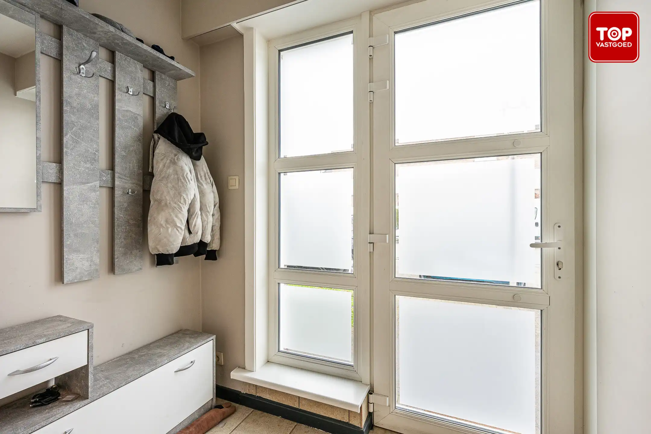 Gelijkvloers 2-slaapkamer appartemen met garage.  foto 3