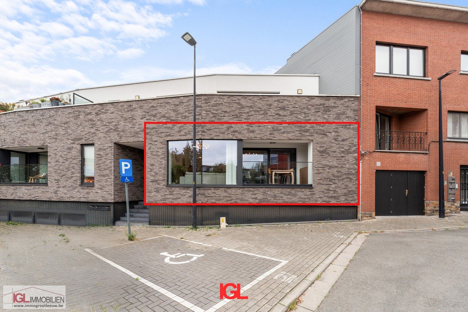Luxe gelijkvloersappartement met tuin te koop in centrum Vlezenbeek foto {{pictureIndex}}