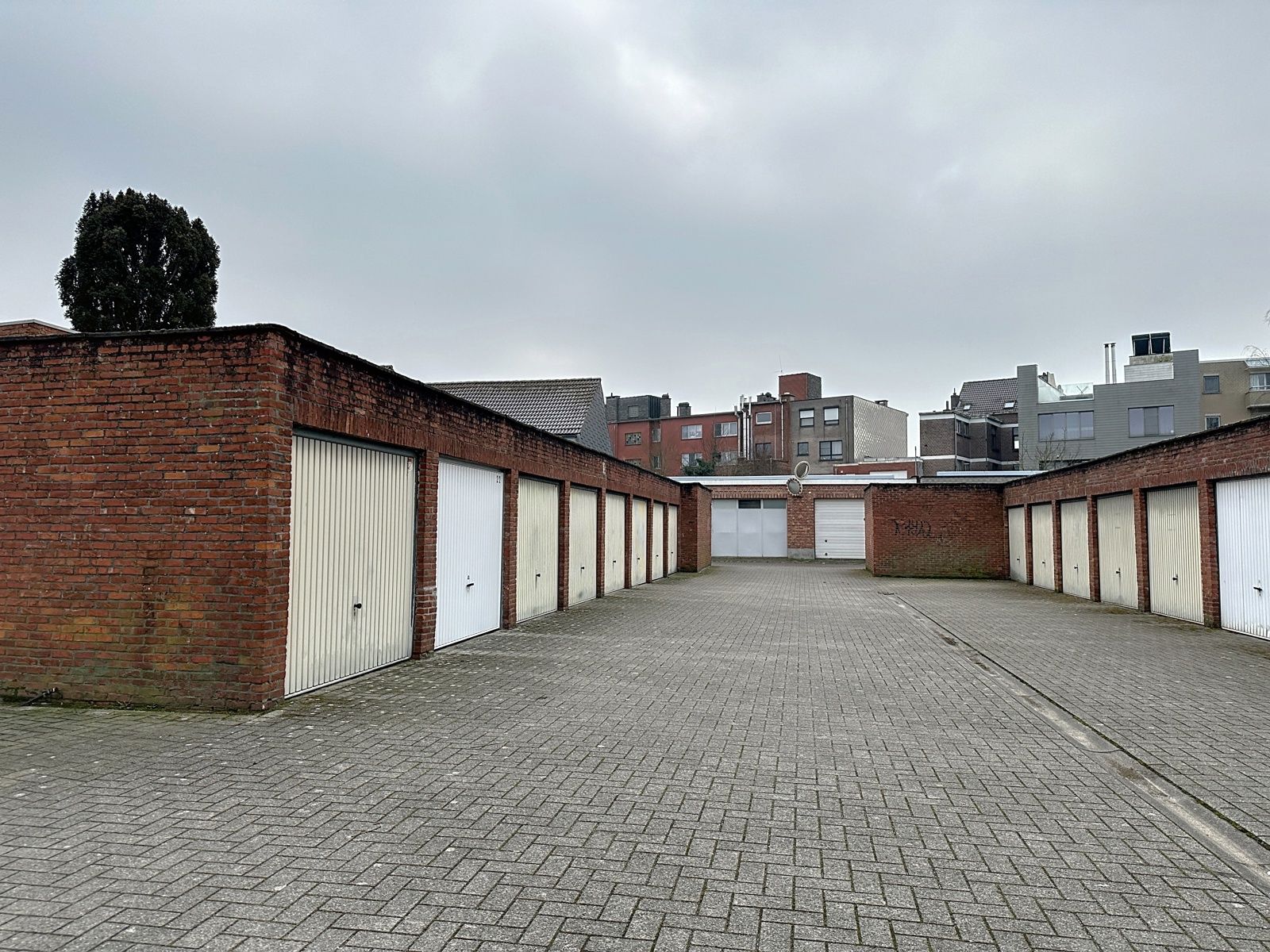Laatste drie beschikbare garageboxen foto 3
