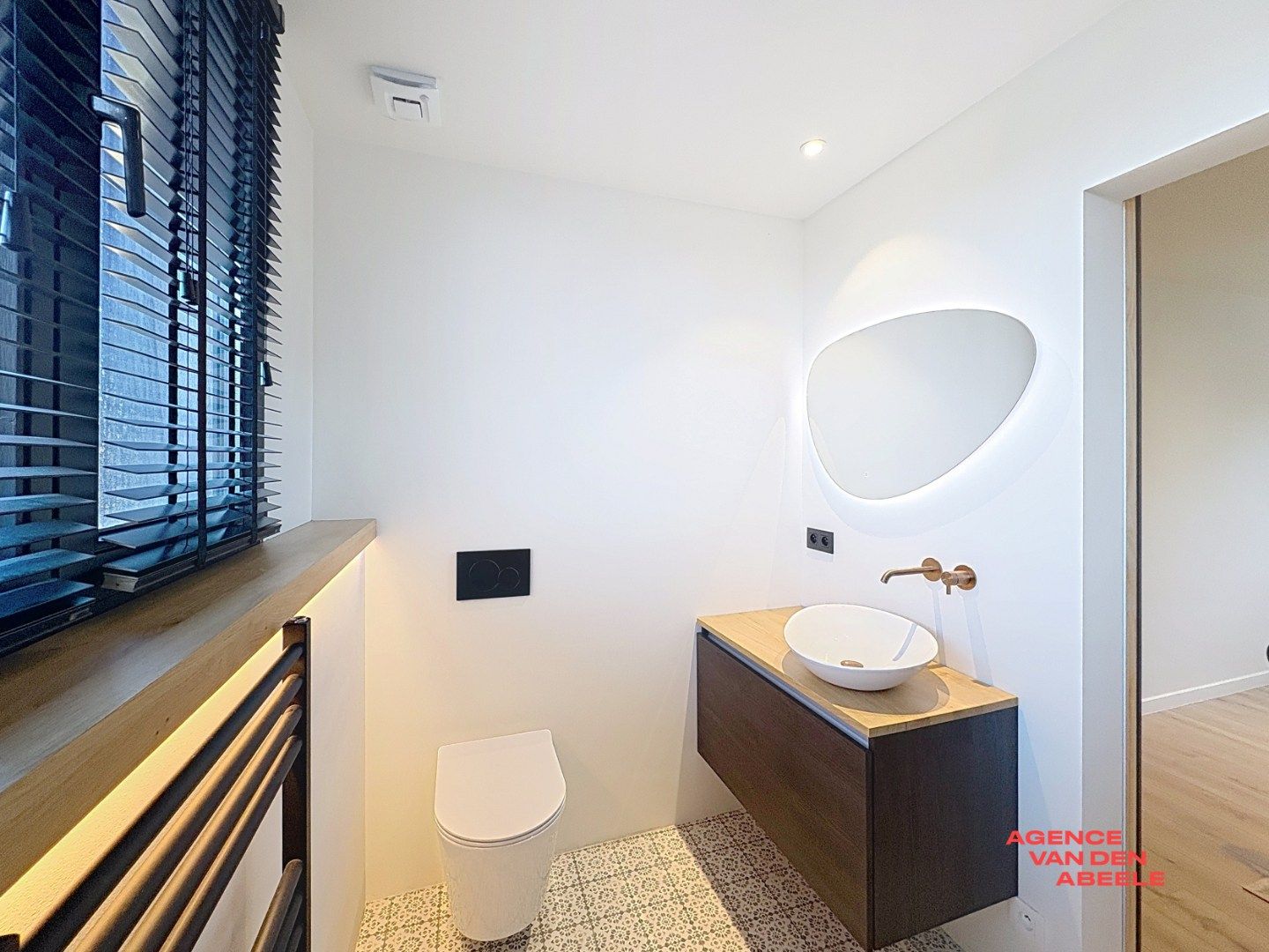 Ruime alleenstaande villa met grote tuin en veranda foto 12