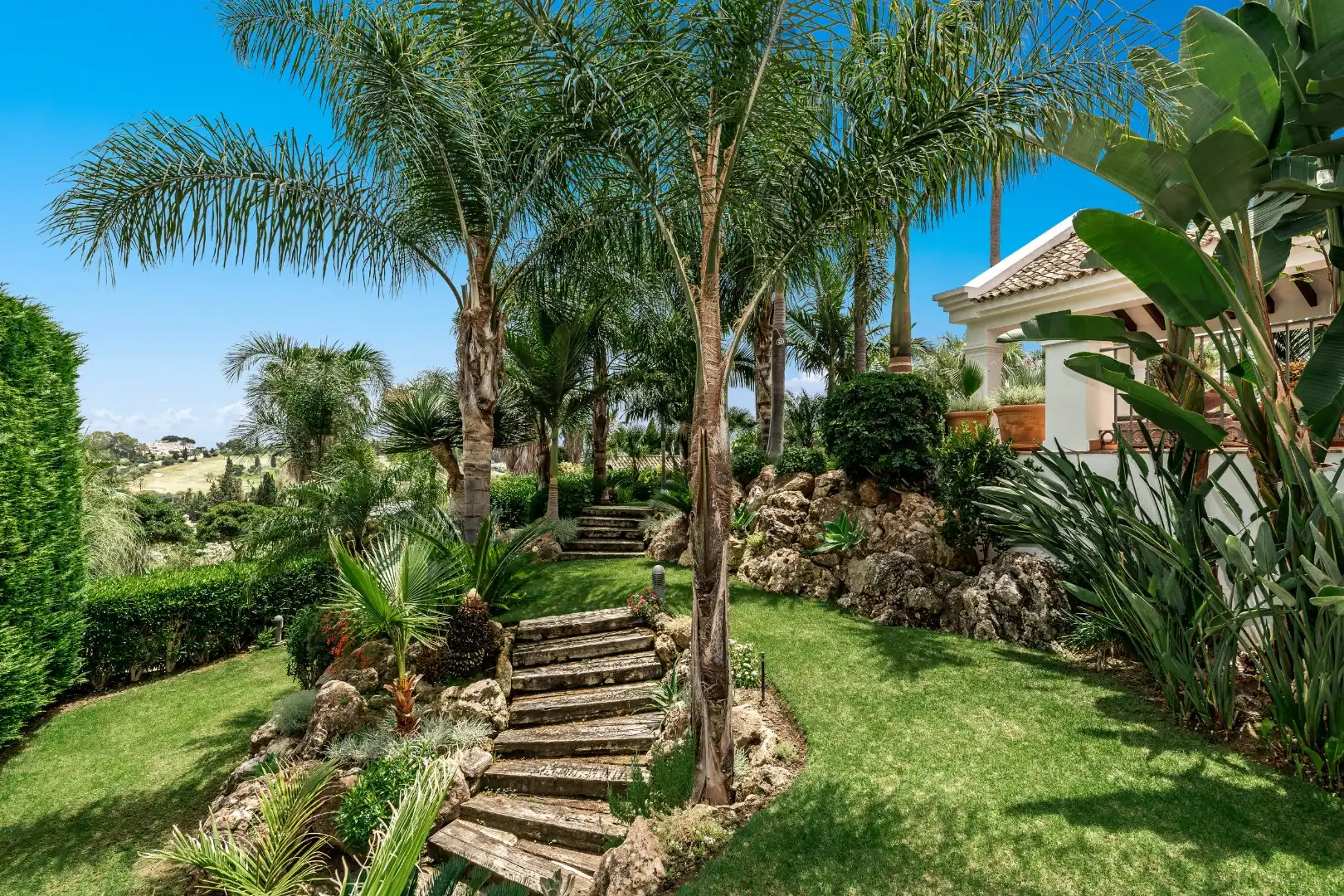 Een werkelijk prachtige Andalusische villa tegenover de golf te Benahavis regio. foto 7