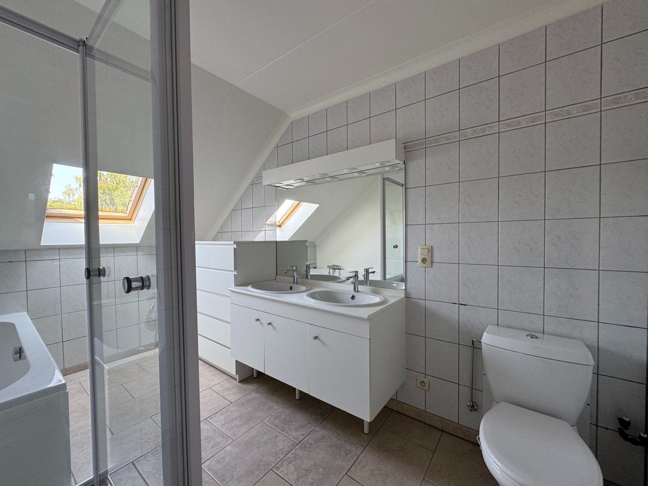 Zeer ruime huurwoning met o.a. 3 slpks en garage foto 23
