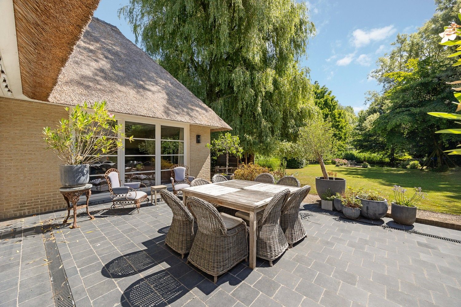 Architecturale rietgedekte villa op 5.717 m² grond foto 7