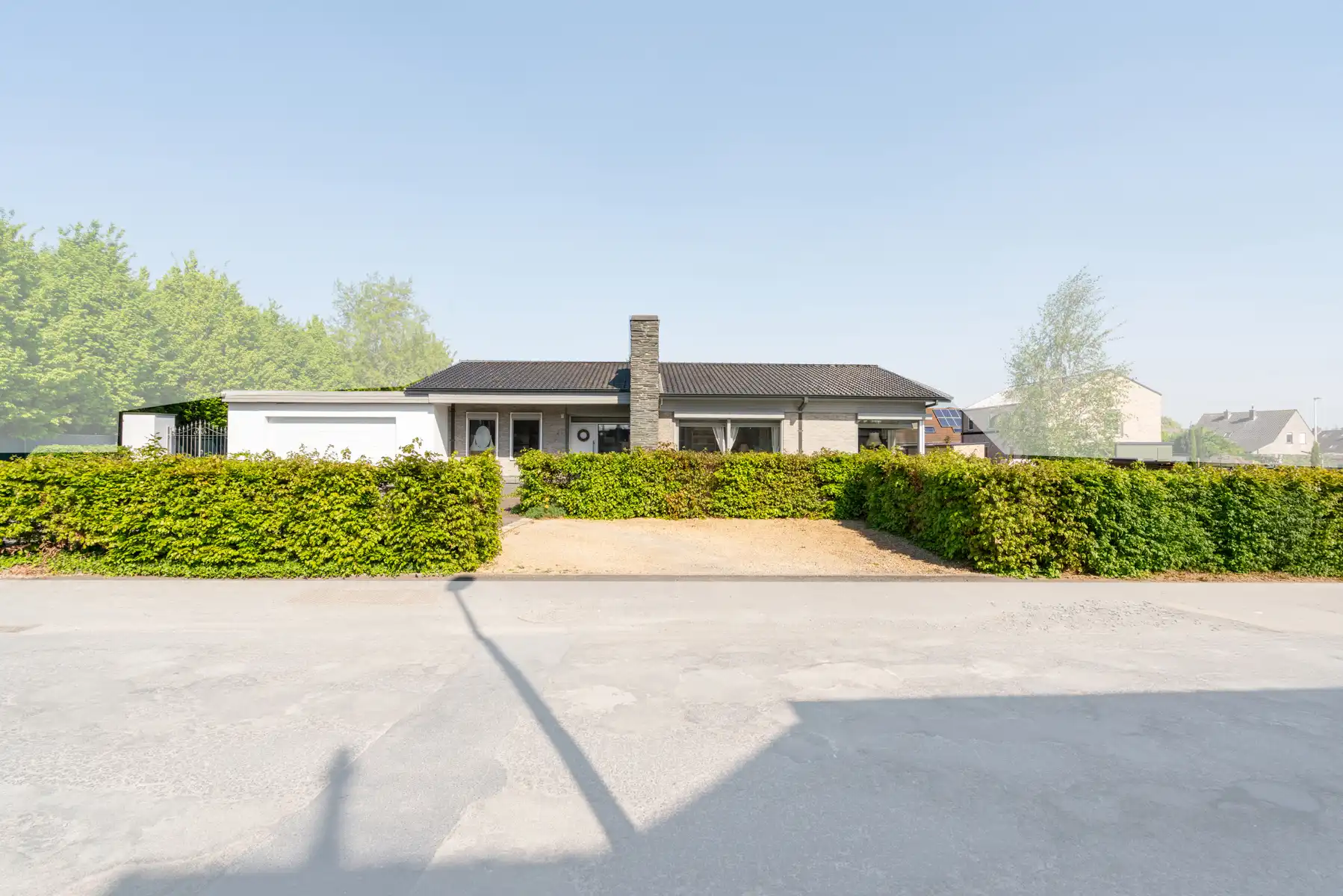 Ruime gelijkvloerse villa op toplocatie in Kortemark foto {{pictureIndex}}