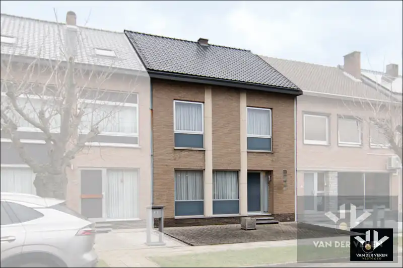 DEGELIJKE GEZINSWONING  MET GARAGE  IN DE SINT-CATHARINAWIJK foto 2