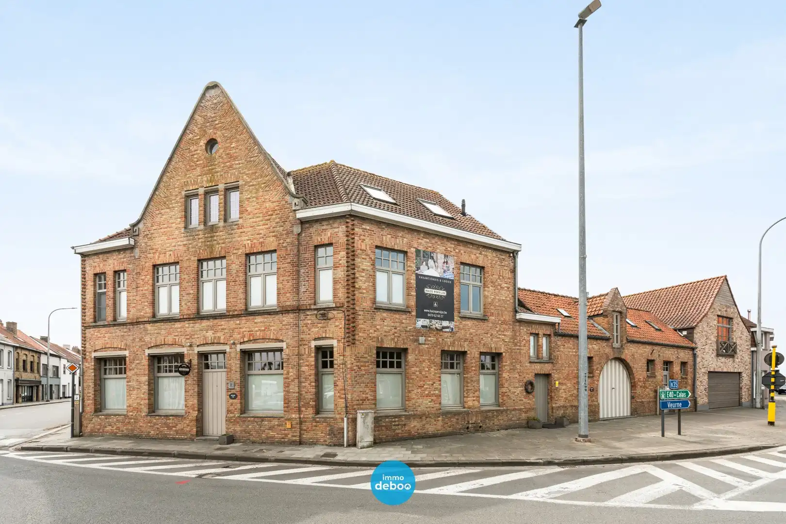 Uitzonderlijk ruime polyvalente woning met zuidgerichte tuin foto {{pictureIndex}}