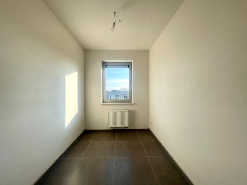 RECENTE HALFOPEN BEBOUWING MET DRIE SLAAPKAMERS EN GARAGE TE HUUR foto 10