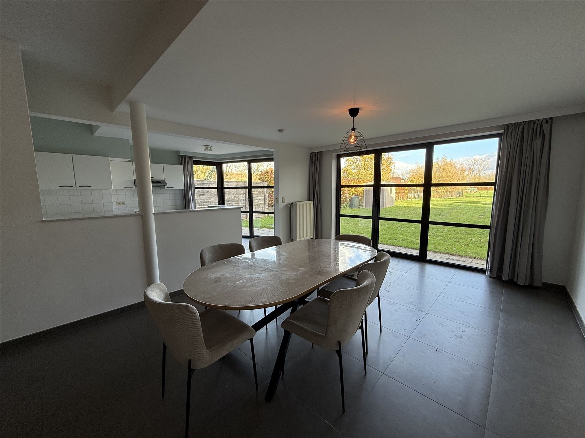 Gelijkvloers appartement met ruime tuin  foto {{pictureIndex}}