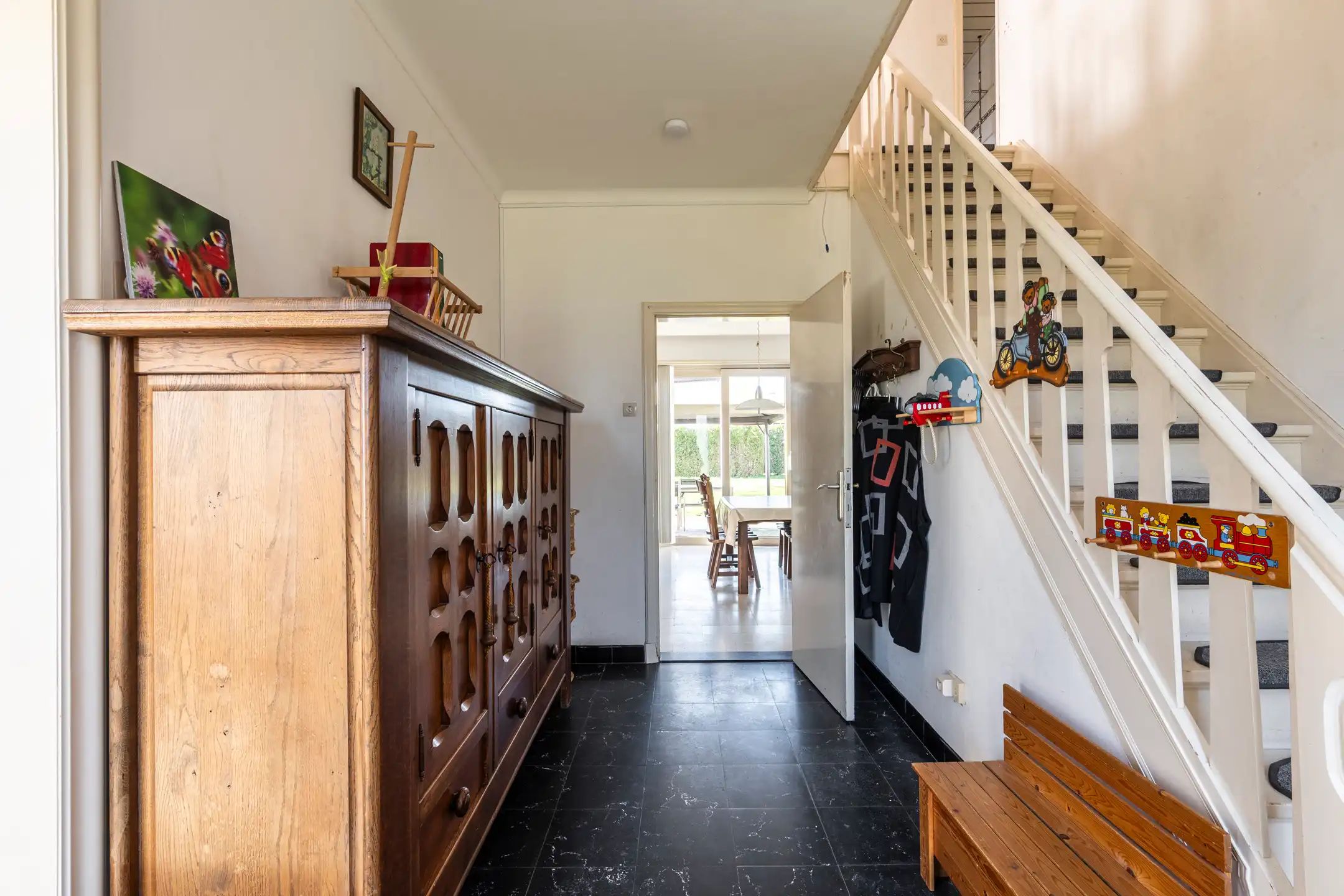 Vrijstaande woning met 4 slpk en 2 garages op 1.306m²  foto 4