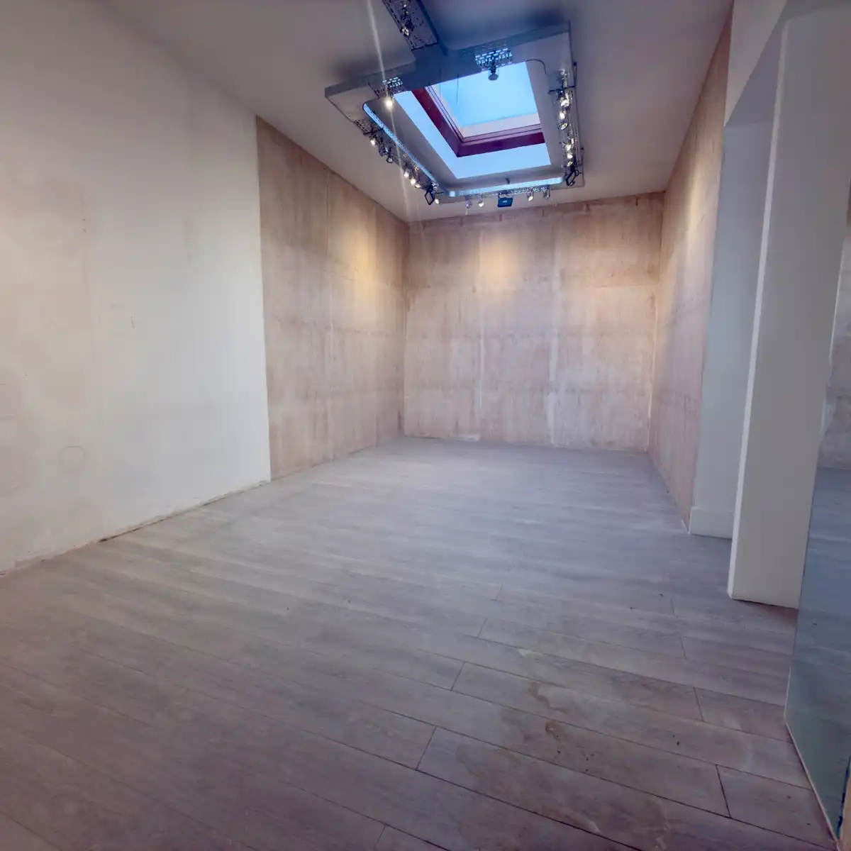 Handelspand met etalage op topligging in Turnhout foto 5