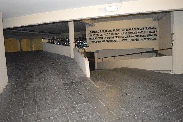 Garagebox aan de rugzijde vd Zeedijk, nabij Casinoplein foto 3