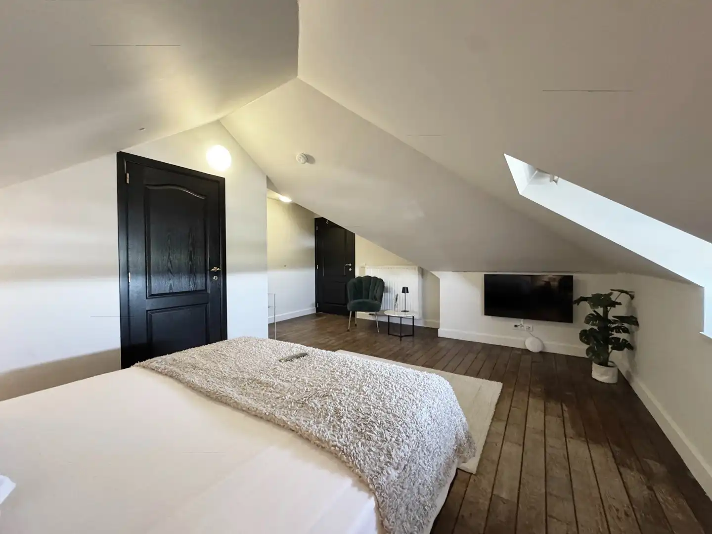 Unieke en ruime villa met 8 slaapkamers, lift, zonnepanelen en 10 parkeerplaatsen op riant perceel van 2.313 m² foto 24