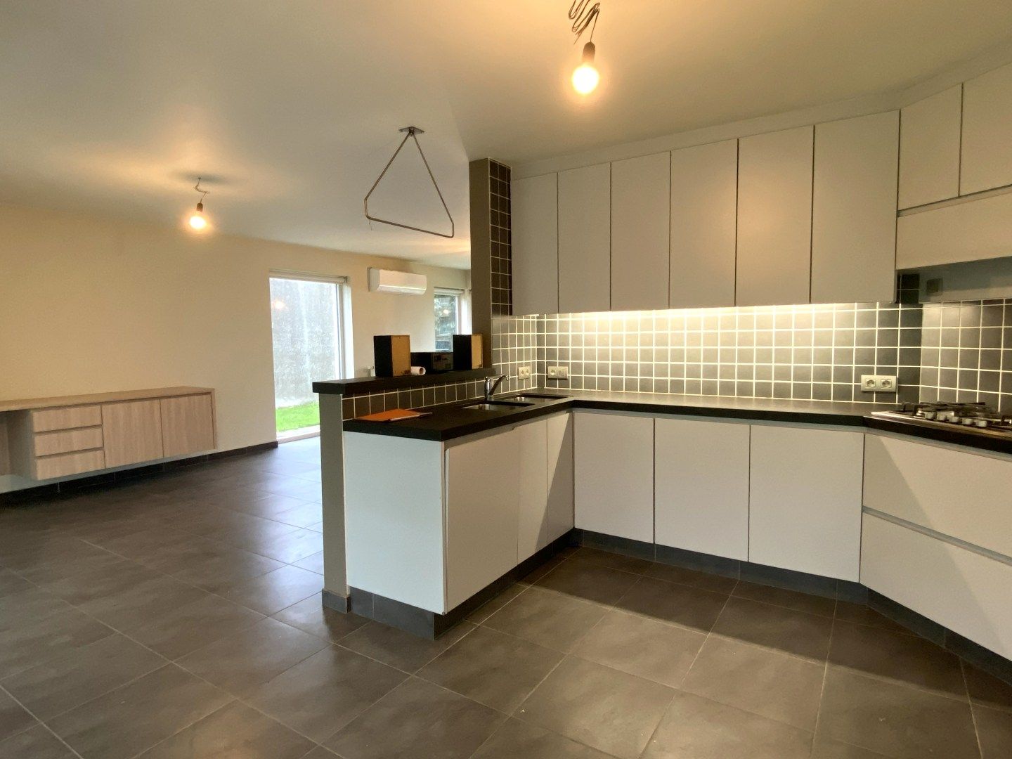 INSTAPKLARE ALLEENSTAANDE WONING MET 3 SLPKS | TUIN EN GARAGE foto 3