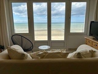 Ruime  studio TE HUUR OP JAARBASIS  met uitstekende ligging op de Zeedijk te Koksijde ! foto 3