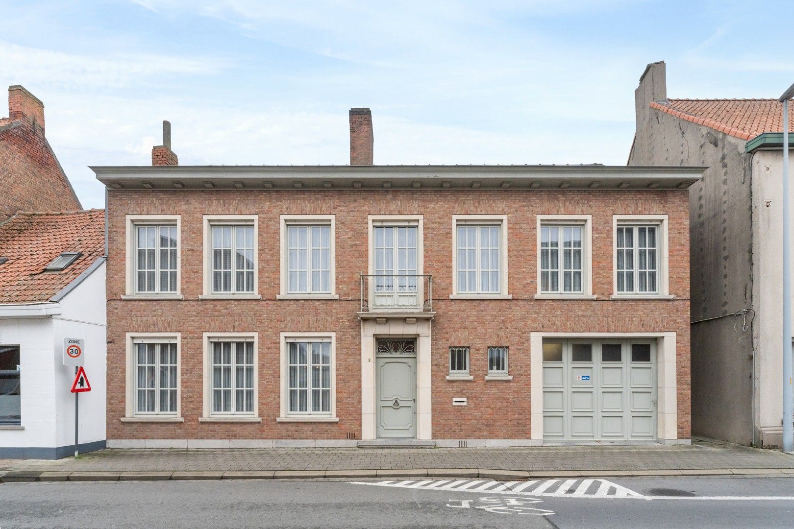 Statige herenwoning met magazijn & 4 slaapkamers in centrum Oostrozebeke! foto 5