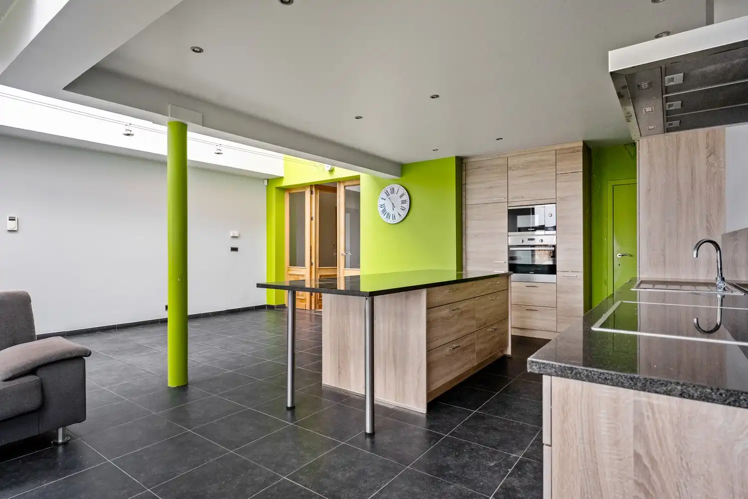 Zonevreemde woning met magazijn te Putte foto 10