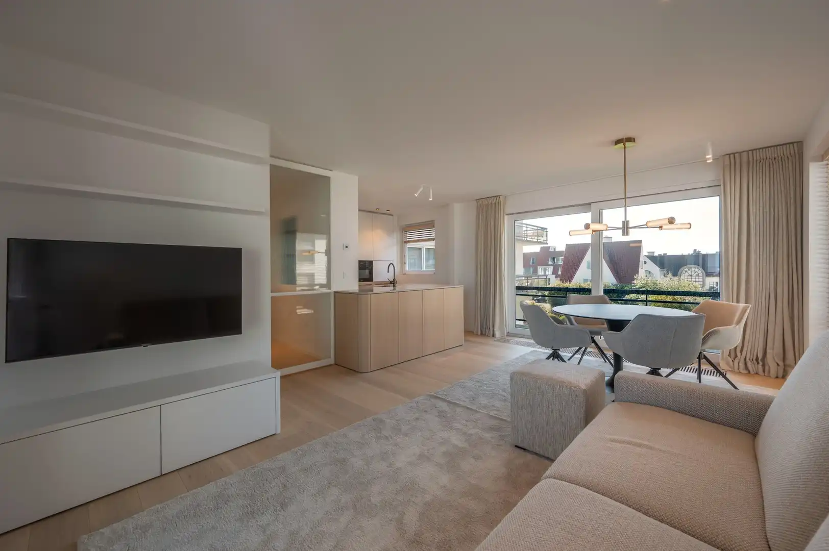 Luxueus gerenoveerd hoekappartement met zeezicht vlakbij de wandeldijk in het Zoute. foto 14