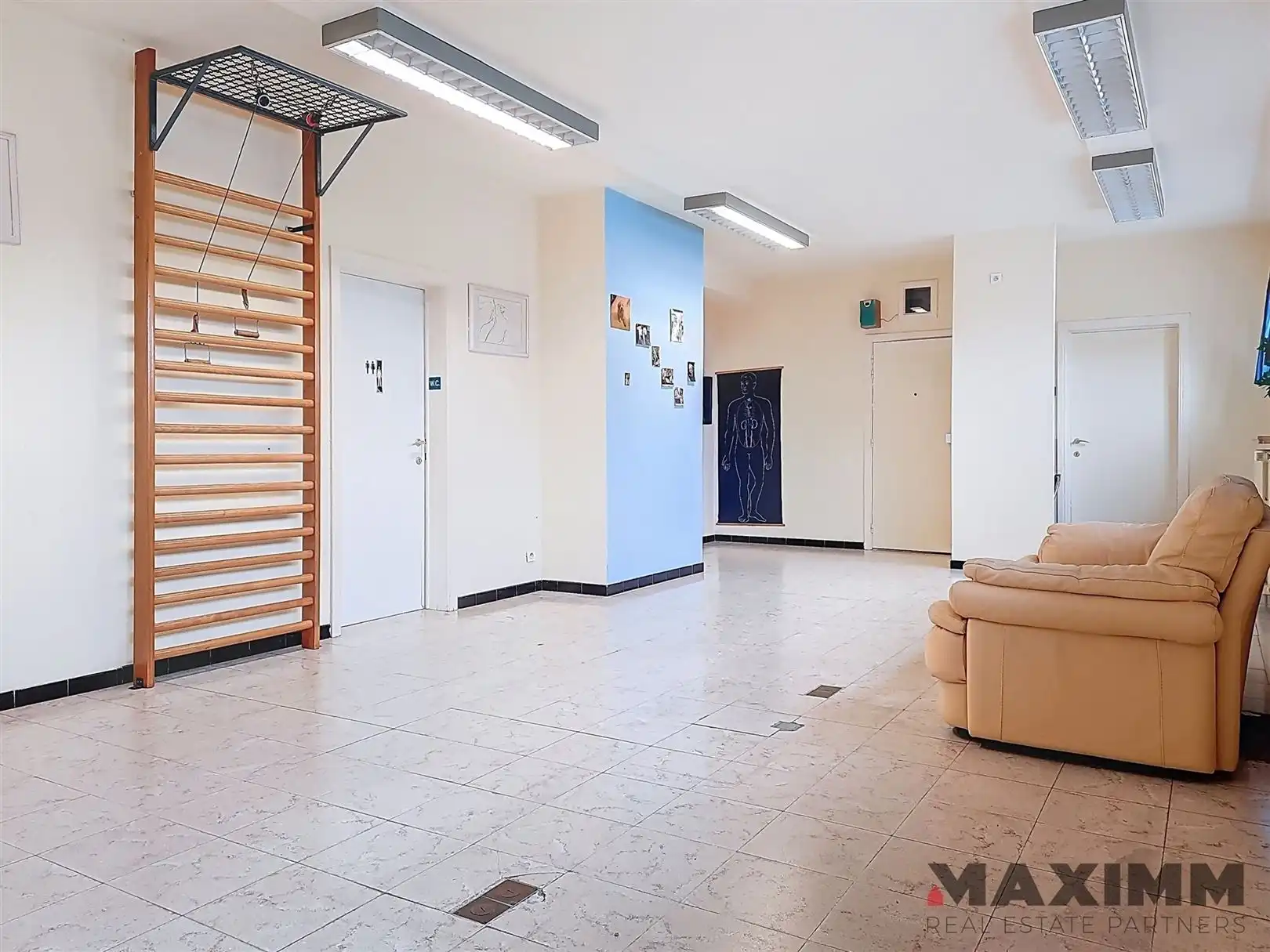 Gelijkvloers hoekpand, volledig onderkelderd op stategische locatie foto 9