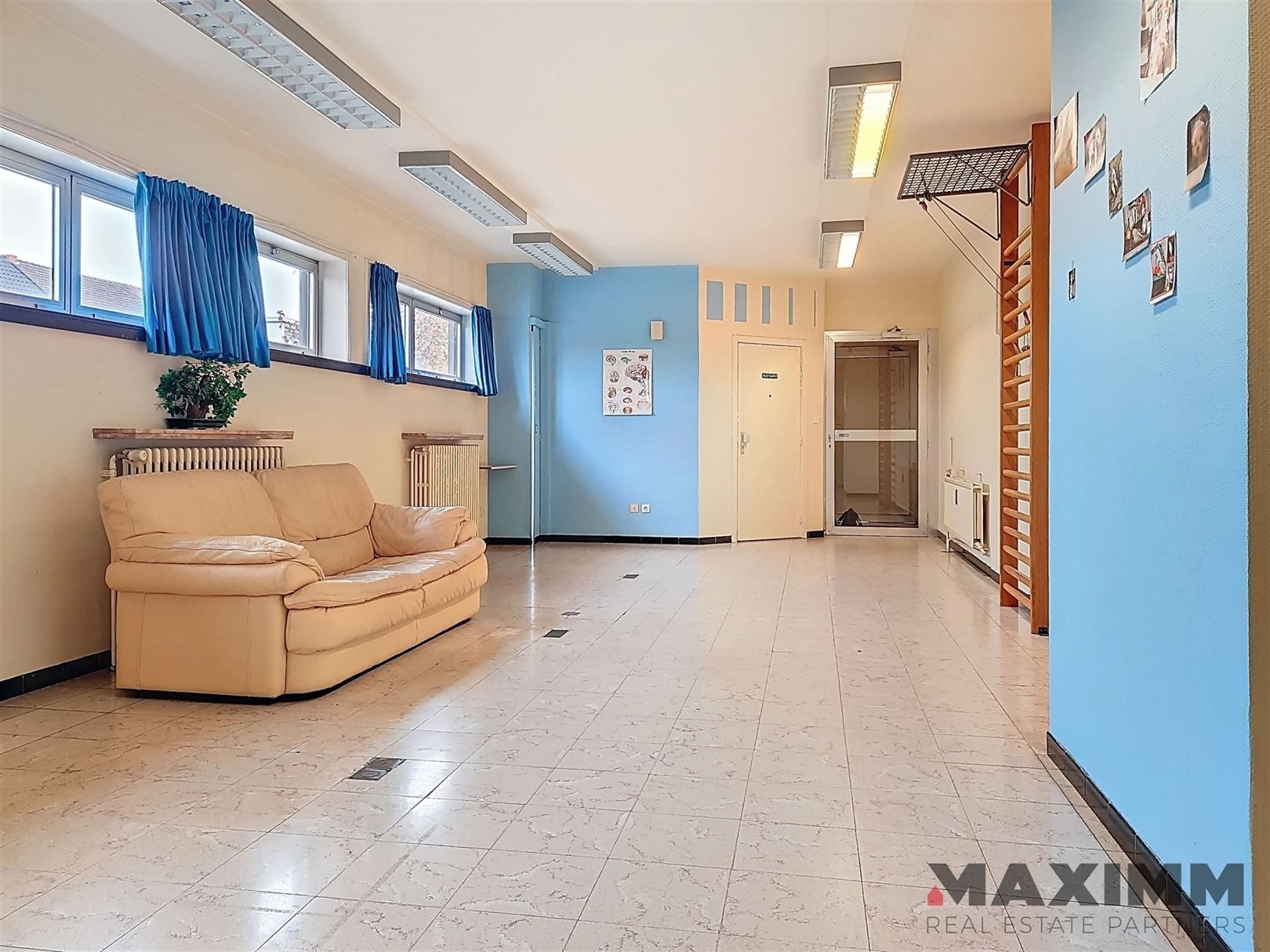 Gelijkvloers hoekpand, volledig onderkelderd op stategische locatie foto 9