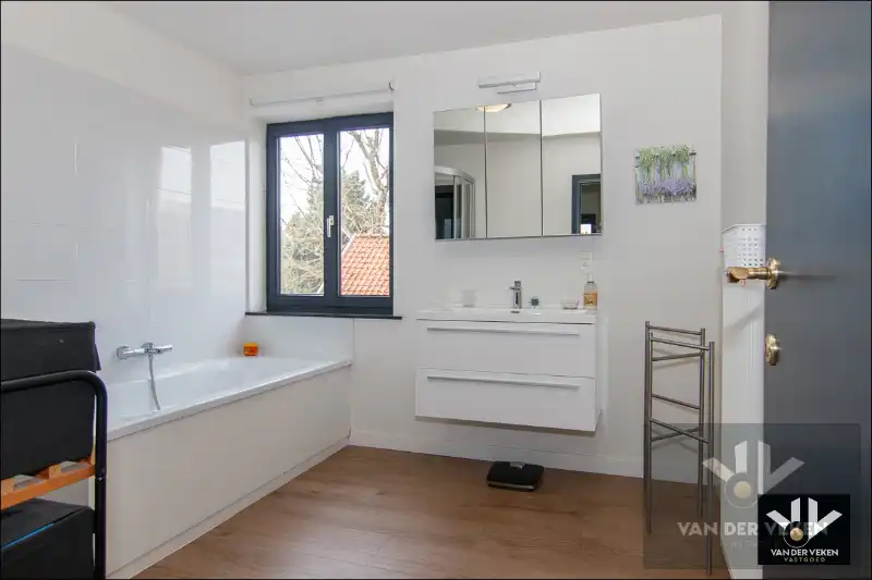 HALFOPEN WONING IN RUSTIGE OMGEVING TOFFE GEZINSWONING foto 16