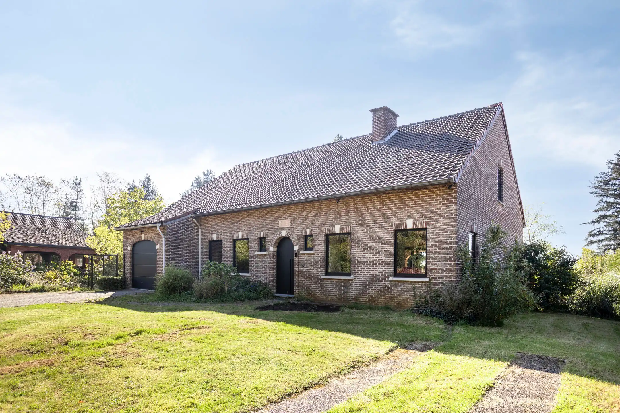 Te renoveren vrijstaande woning met veel potentieel foto 2
