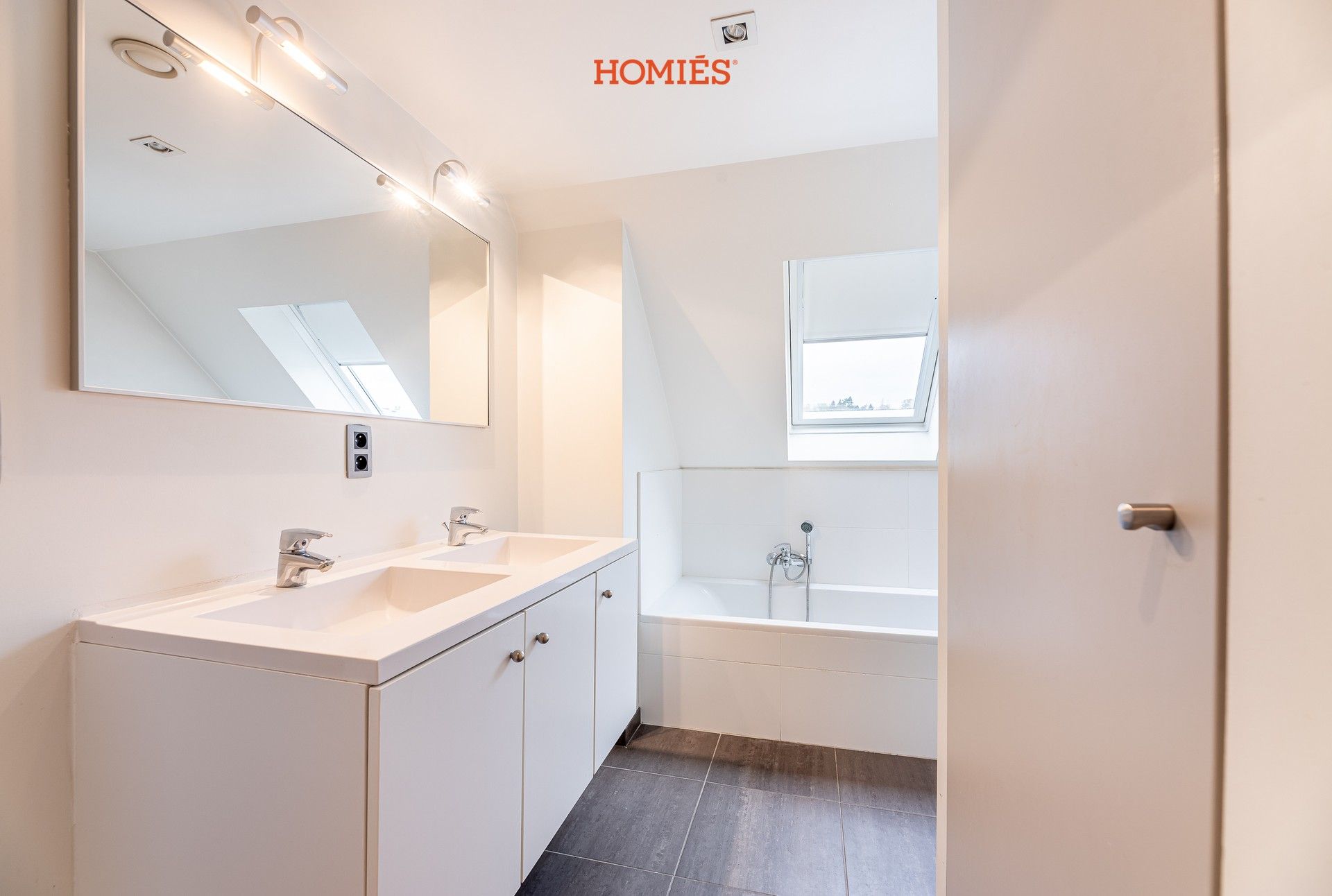 Ruim triplex appartement op strategische locatie foto 4