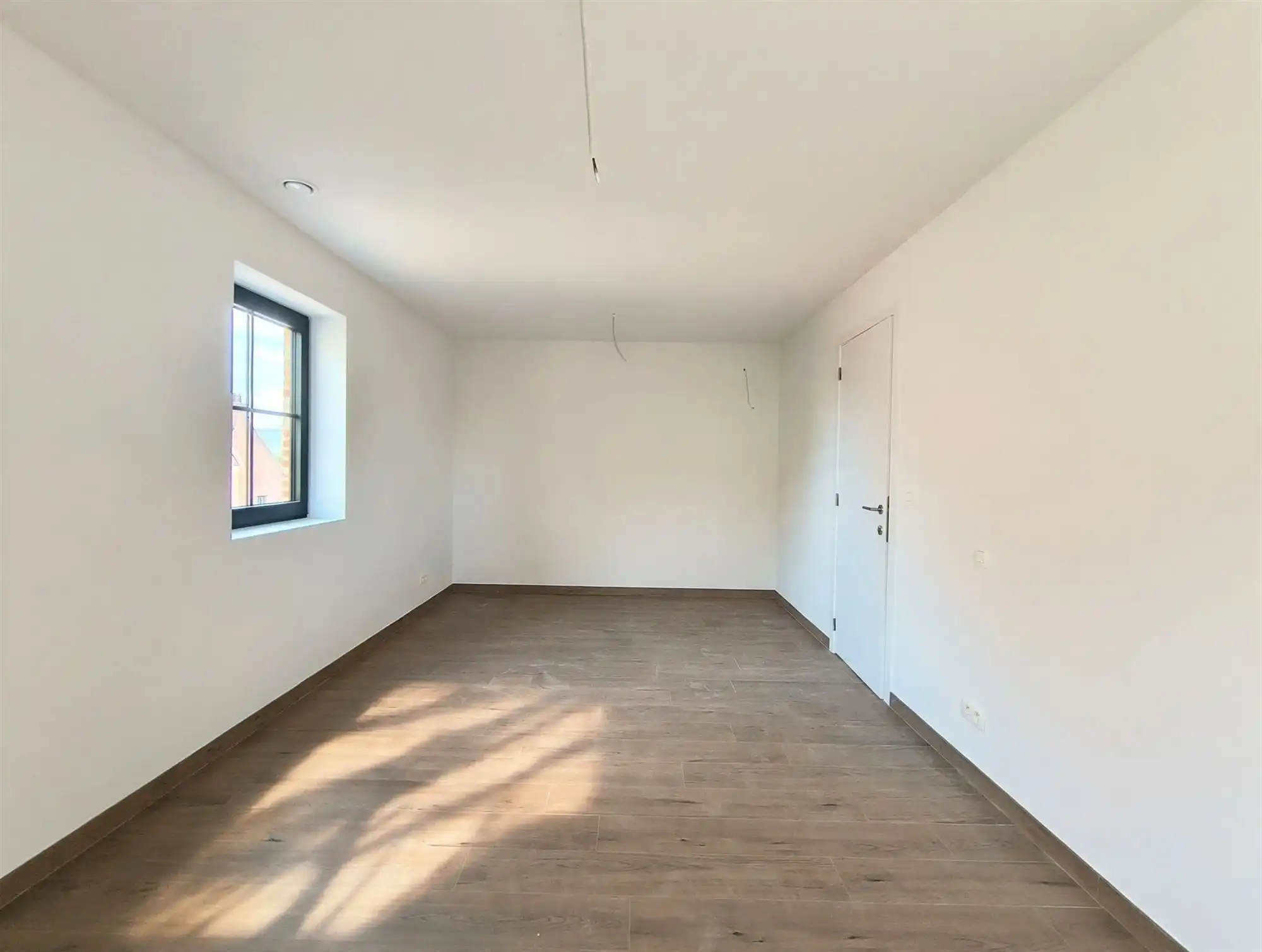 Gloednieuw wooncomfort in deze woning met 3 slaapkamers, terras, tuin en carport. foto 12
