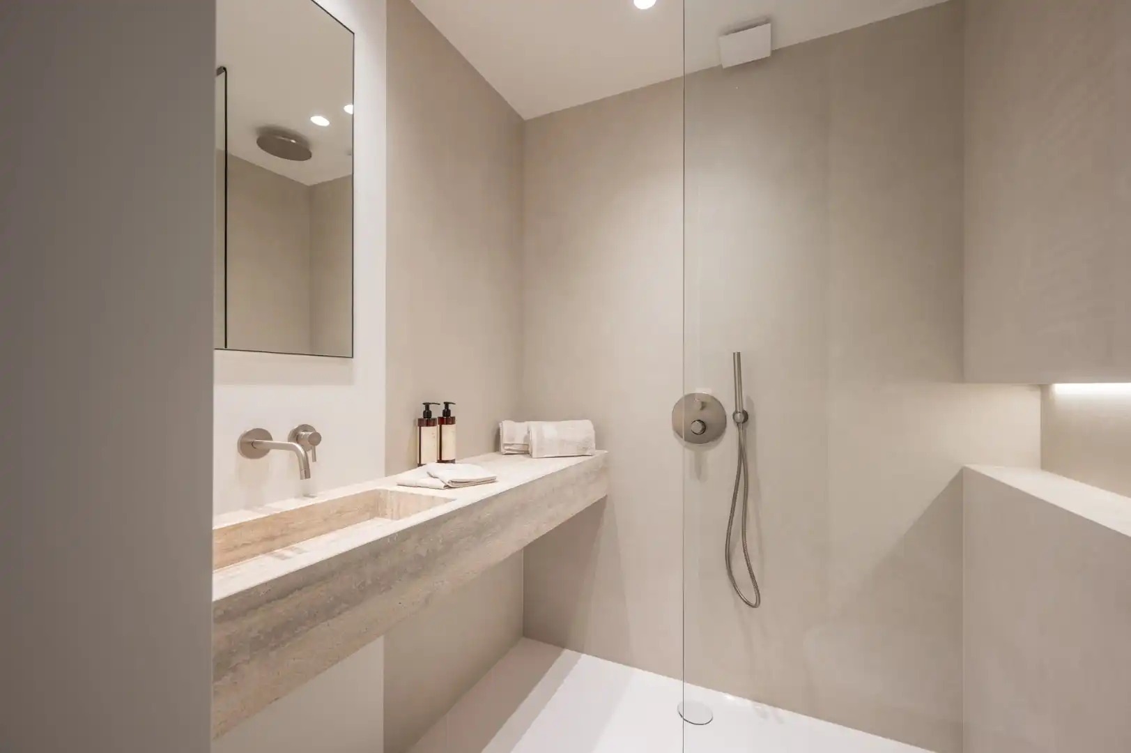 Gerenoveerd appartement met 3 slpks. aan het Rubensplein foto 17