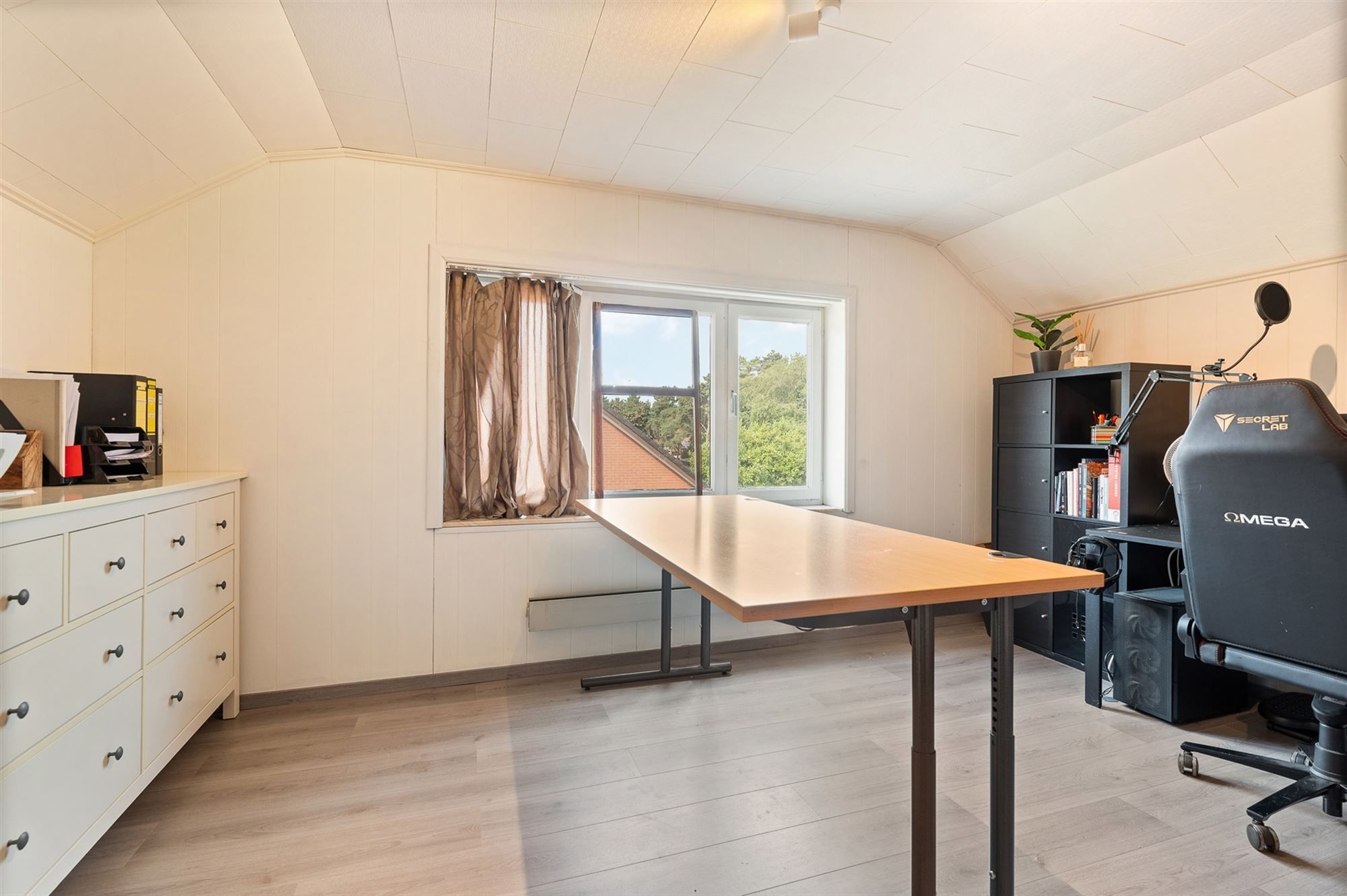 ZEER RUIME EN RECENT GERENOVEERDE WONING OP EEN PERCEEL VAN 2367m² UITGERUST MET EEN VERGUNDE PAARDENSTAL EN ACHTERLIGGENDE WEIDE foto 17
