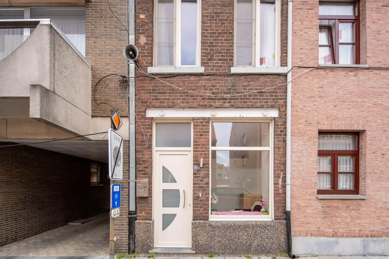 Een knusse rijwoning met tuintje en 3 slaapkamers, gelegen pal in het centrum van Maaseik. foto 2